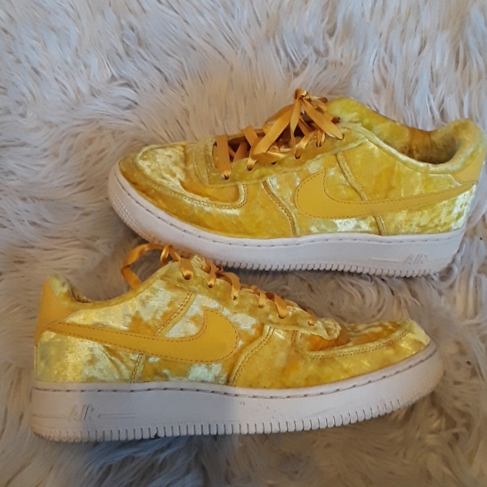 Nike - Picture 2 of 5
